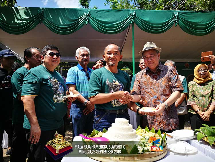 DIRJEN KSDAE Ir. WIRATNO MENYERAHKAN POTONGAN TUMPENG 45 TAHUN PBI KEPADA SAMSULHADI